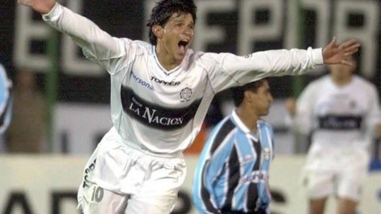 Miguel Ángel Benítez celebrates his goal against Gremio in the 2002 Libertadores semifinals